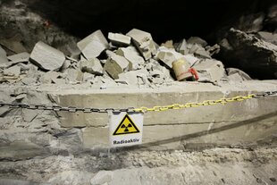 Ein Schild mit der Aufschrift "Radioaktiv" hängt in einem Stollen der Schachtanlage Asse II