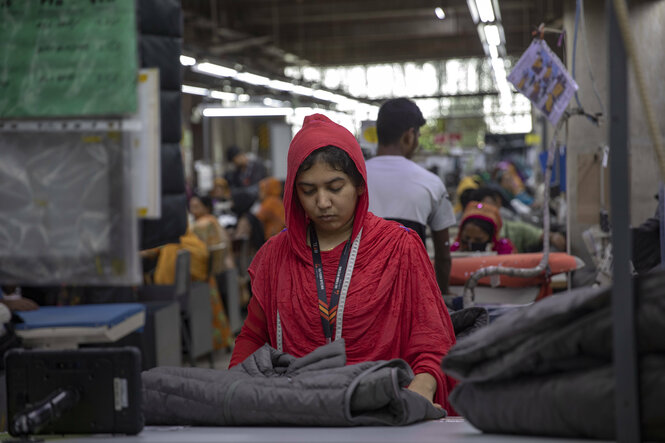 Eine Näherin steht in einer Textilfabrik in Bangladesch