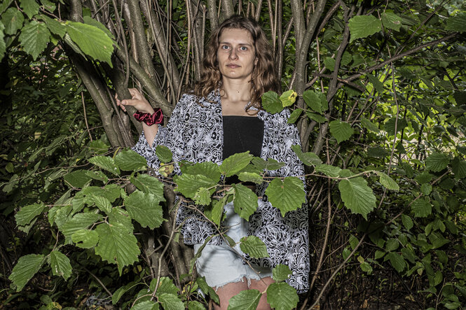 Die Regisseurin Justine Bauer im Wald