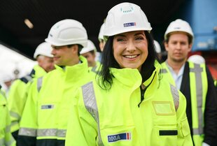 Ministerin Reiche gut gelaunt mit Helm