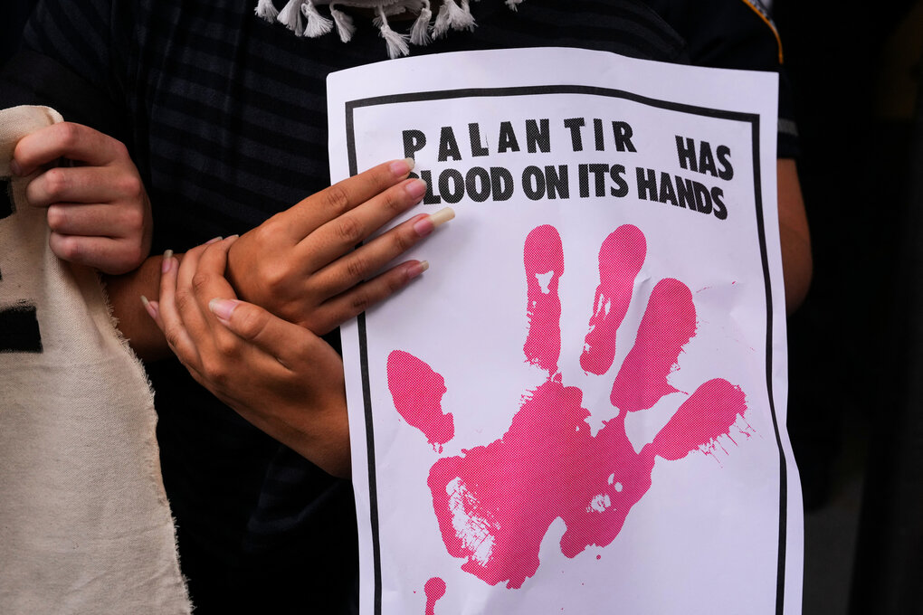 Protest gegen Palantier - ein Plakat mit einer blutigen Hand