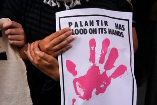 Protest gegen Palantier - ein Plakat mit einer blutigen Hand