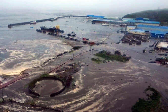 Der am Mittwoch vom Tsunami überspülte Hafen von Sewero-Kurilsk