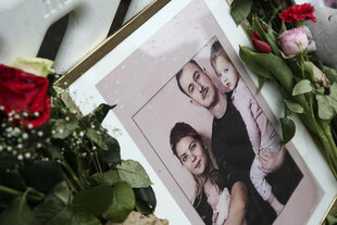 Ein Foto mit der vierköpfigen Familie, die bei dem Brandanschlag getötet wurde