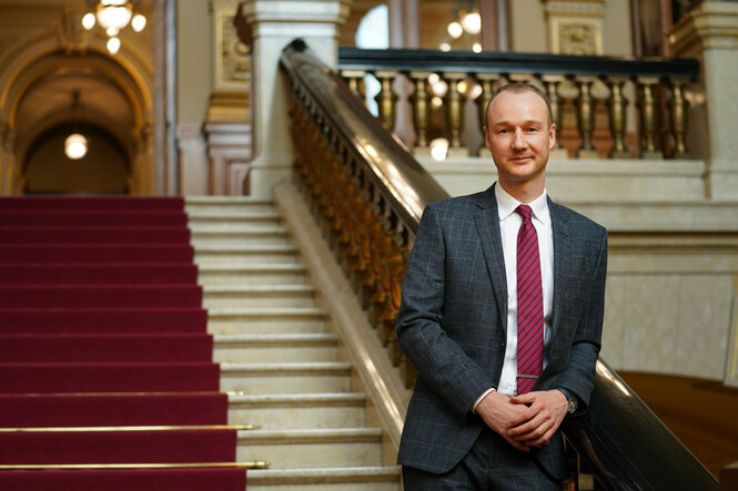 Stefan Hensel im Treppenhaus des Hamburger Rathauses