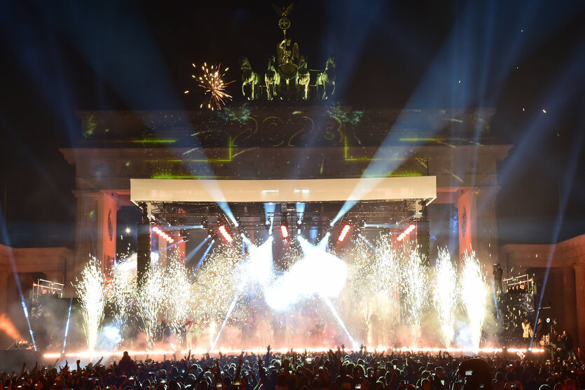 Eine Bühne vor dem Brandenburger Tor mit Lichtershow