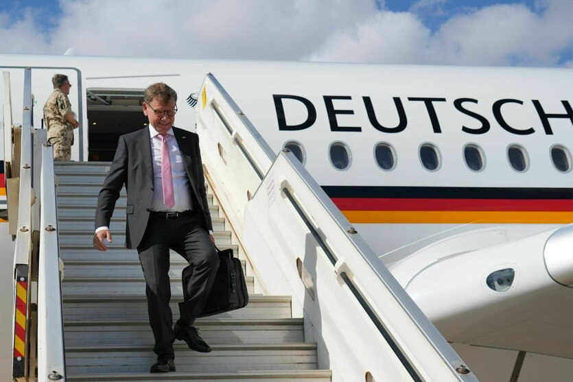 Mann hinter Rednerpult