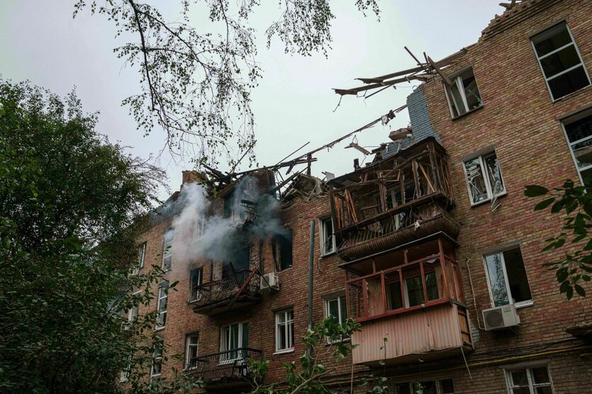 Aus einem Haus steigt Rauch auf, die Fenster sind zerborsten
