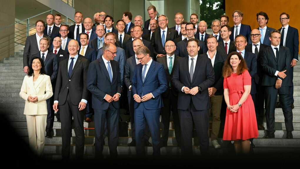 Ein Gruppenfoto mit dreiundvierzig Männern und zwei Frauen
