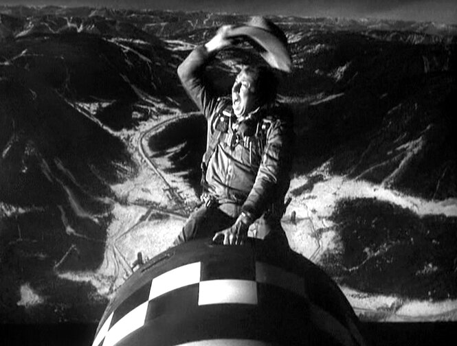 Filmszene: eine Mann reite auf einer Bombe durch die Luft