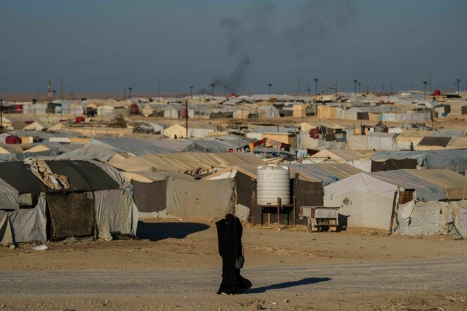 Eine Frau mit Niqab im Camp