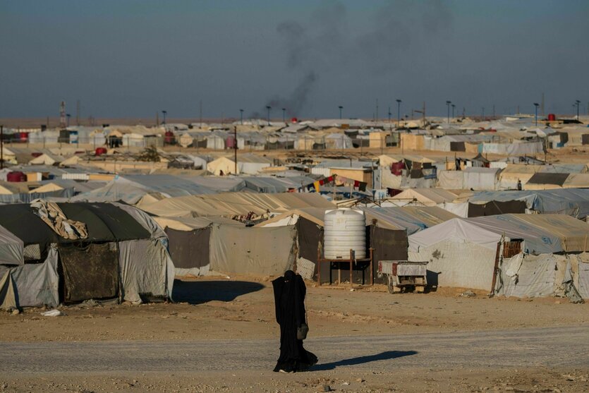 Eine Frau mit Niqab im Camp