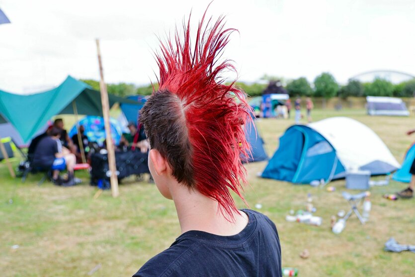 Ein Mensch mit roter Irokesenfrisur
