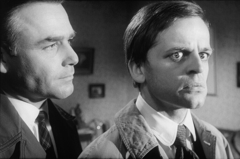 Inspektor Larry Hold von Scotland Yard steht ratlos hinter dem verschrobenen Sekretär Edgar (Klaus Kinski) halten soll. Klaus Kinski reißt die Augen auf wirkt etwas irre