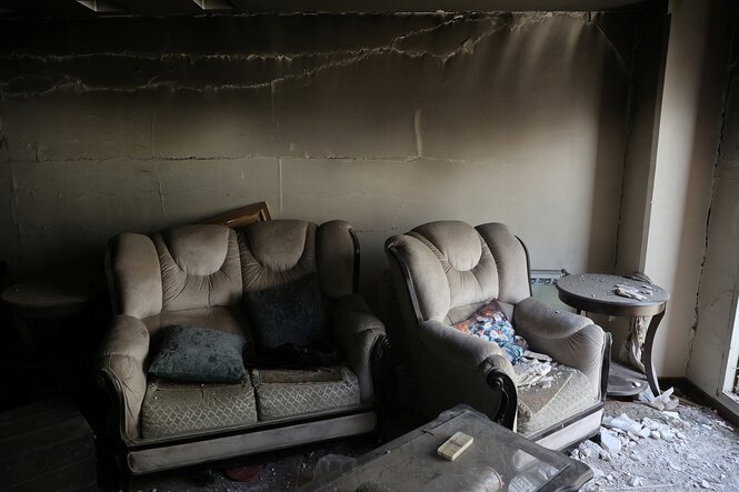 Sessel und Sofa in einer ausgebrannten und zerstörten Wohnung
