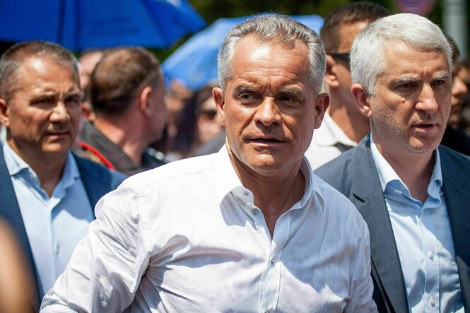 Vladimir Plahotniuc geht in einer Menge, er trägt ein helles Hemd
