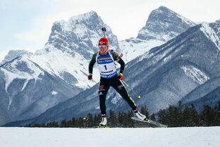 Die Biathletin Laura Dahlmeier mit Skiern in den Bergen