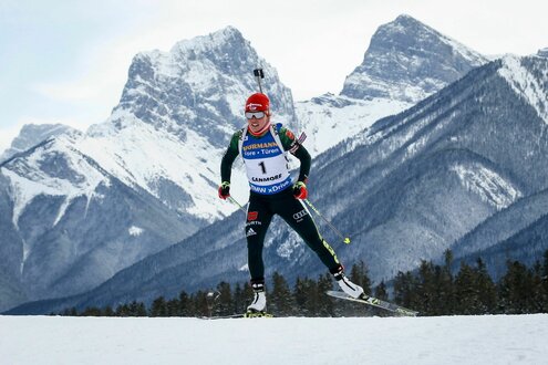 Die Biathletin Laura Dahlmeier mit Skiern in den Bergen