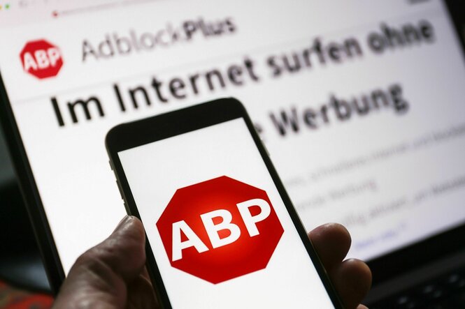 Das Logo des Werbeblockers ABP AdblockPlus ist auf einem Smartphone zu sehen