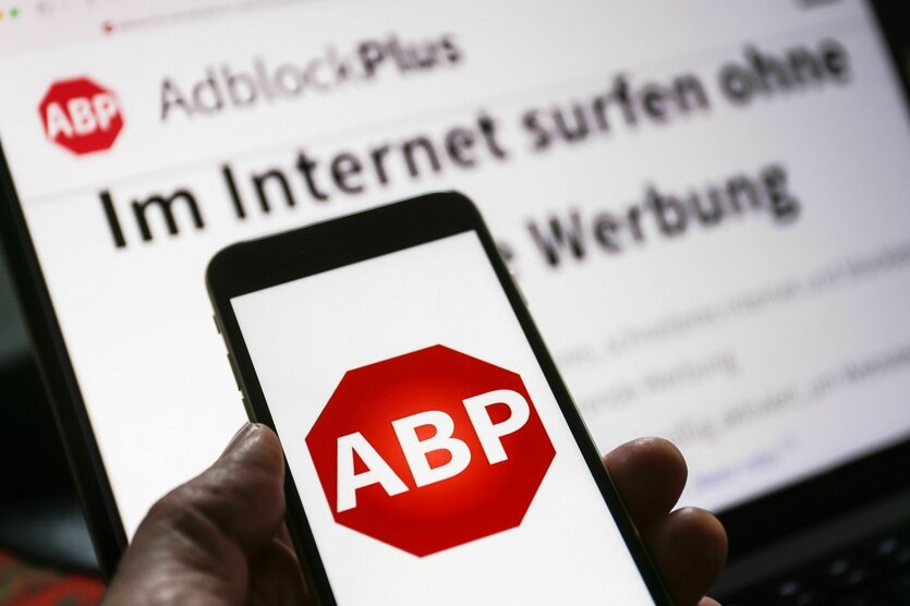 Das Logo des Werbeblockers ABP AdblockPlus ist auf einem Smartphone zu sehen