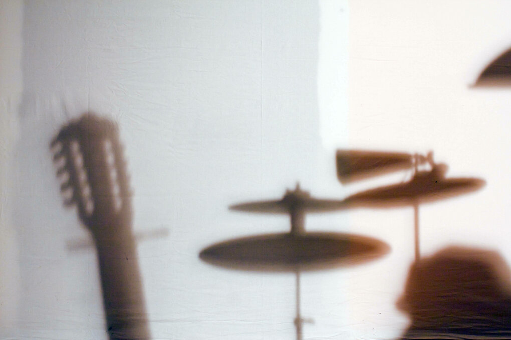 Schatten zeigt ein Schlagzeug und eine Gitarre.