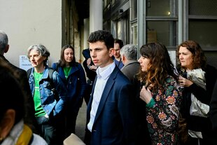 Die klagende Familie vor dem Gerichtsgebäude in Vienne, in der Mitte der Sohn, um den es in der Klage geht