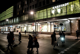 Nächtlich beleuchtete Karstadt-Filiale am Hermannplatz