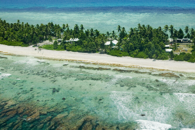 Eine sehr schmale Insel im Meer