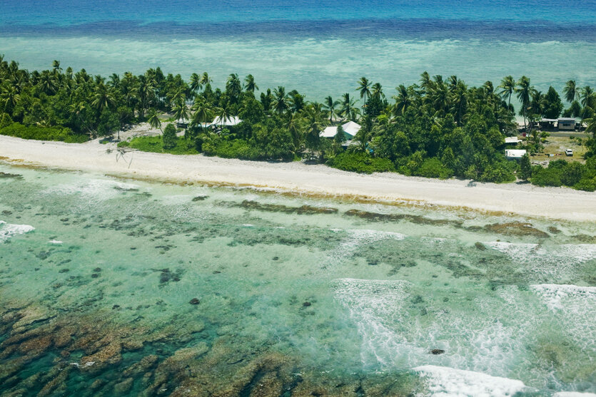 Eine sehr schmale Insel im Meer