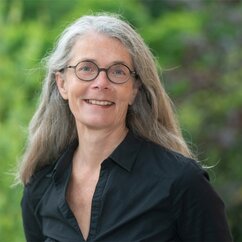 Charlotte Krawczyk mit Hemd vor einem Gebüsch