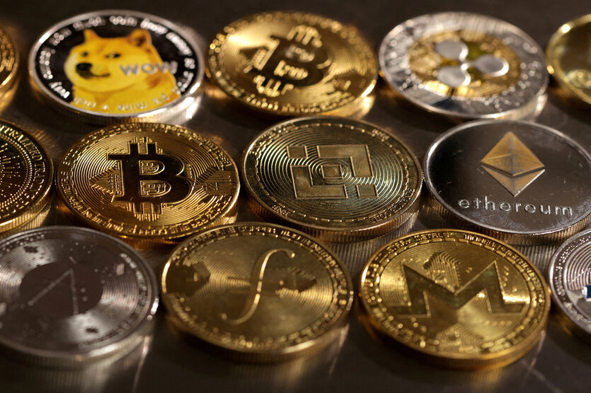 Repräsentationen von Krypto-Währungen in Form von Goldmünzen mit den Logos von Bitcoin, Dogecoin usw.