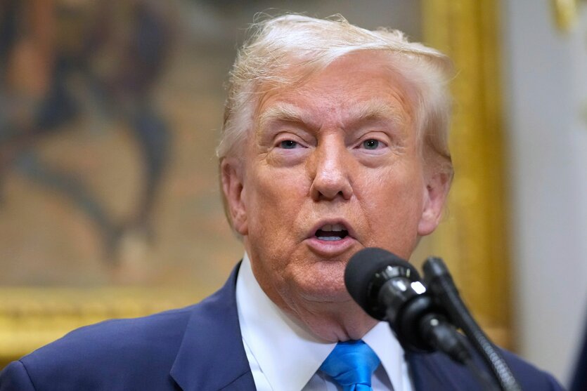 Donald Trump spricht in ein Mikrofon