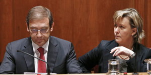 Portugals Pemierminister Pedro Passos Coelho (L) zusammen mit seiner Finanzministerin Maria Luis Albuquerque während der Parlamentsdebatte am 10.11.2015.