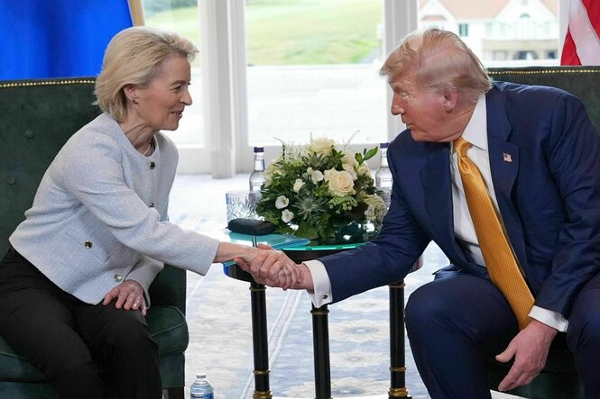 EU-Kommissionspräsidentin von der Leyen schüttelt US-Präsident Trump die Hand.