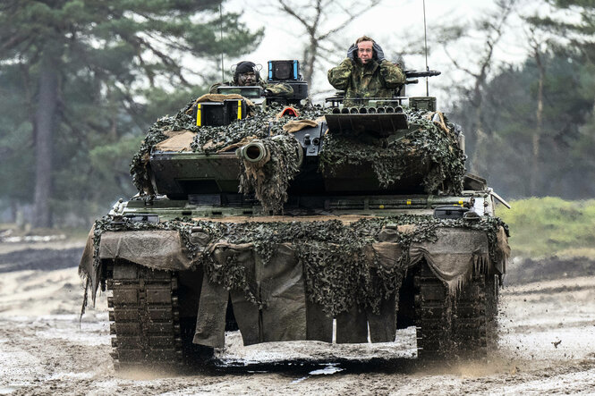 Verteidigungsminister Pistorius auf einem fahrenden Panzer.