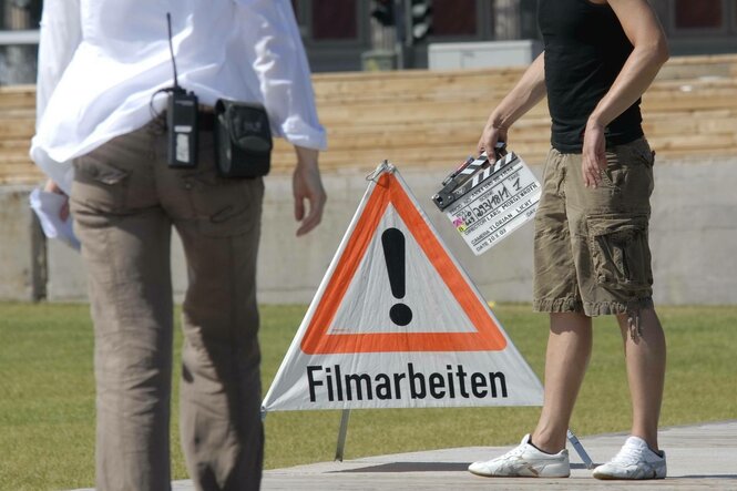 Achtung-Schild weißt auf Dreharbeiten hin.