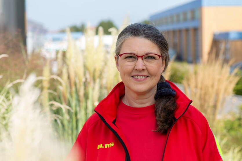 Ute Vogt trägt eine rote Jacke, Brille und hat lange Haare