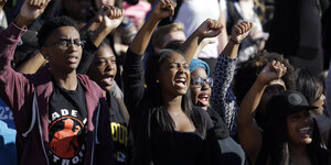 Afro-amerikanische Studentinnen stehen in einer Reihe und jubeln