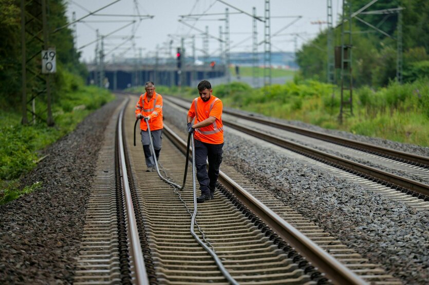 Bauarbeiter auf einer Bahnstrecke.