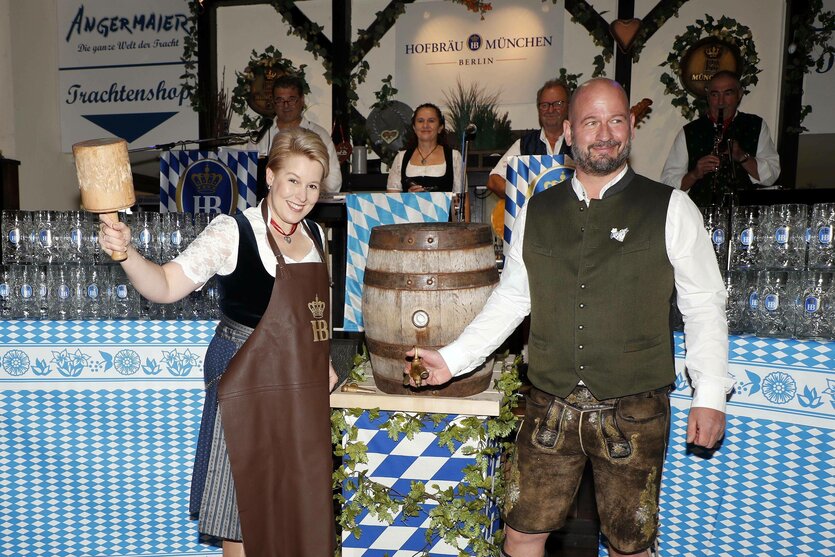 Franziska Giffey und Björn Schwarz beim Wiesn-Anstich zur Eroeffnung des Oktoberfestes 2022 in Berlin im Berliner Hofbraeuhaus