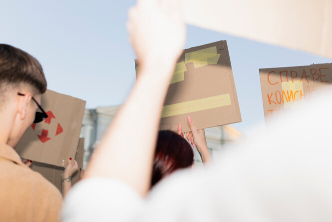 Demonstration mit Schildern.