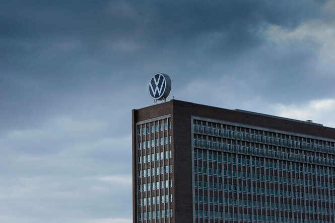 Haus mit Logo von Volkswagen auf dem Dach.