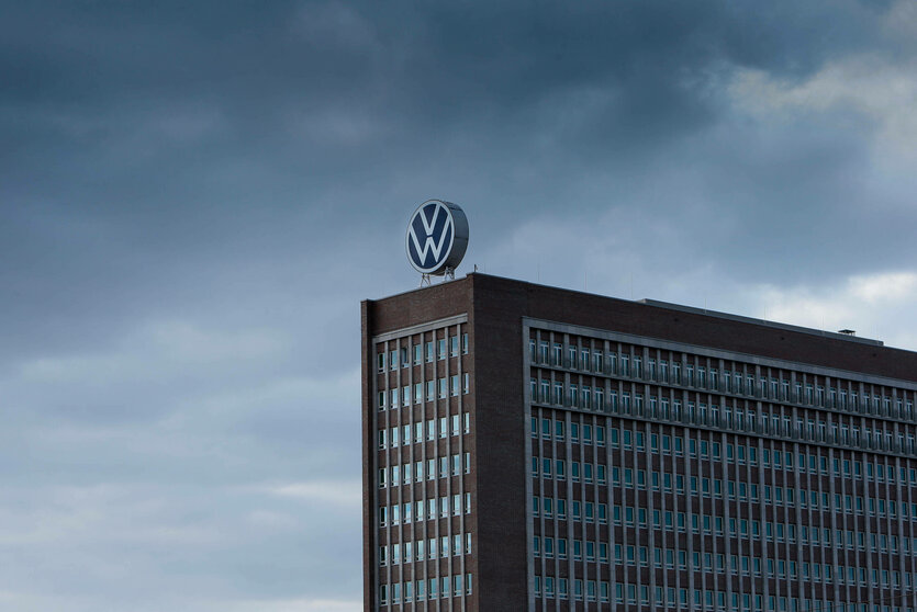 Haus mit Logo von Volkswagen auf dem Dach.
