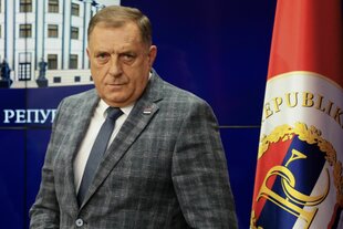 Milorad Dodik neben einer Flagge der Republika Srpska