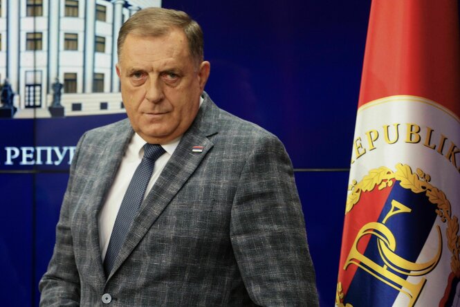 Milorad Dodik neben einer Flagge der Republika Srpska