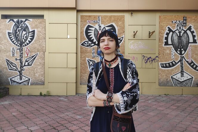 Die ukrainische Künstlerin Dina Tschmusch vor einem Fensterbild