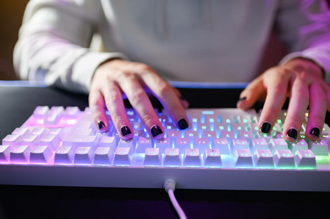 Eine Person an einer Tastatur.