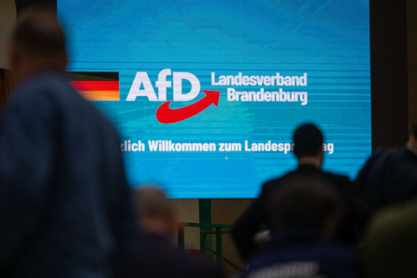 Delegierte versammeln sich vor Beginn des Landesparteitags AfD Brandenburg 2024 in der Wiesenhalle.