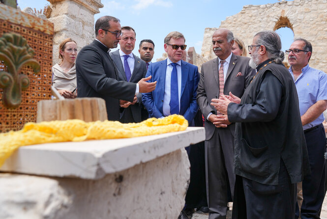 Außenminister Wadephul und der Bürgermeister von Taybeh neben den Ruinen der Kirche St. George