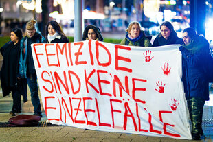 Menschen nehmen an einer Demonstration gegen Femizide teil - der Schriftzug «Femizide sind keine Einzelfälle» ist dabei auf einem Transparent zu lesen